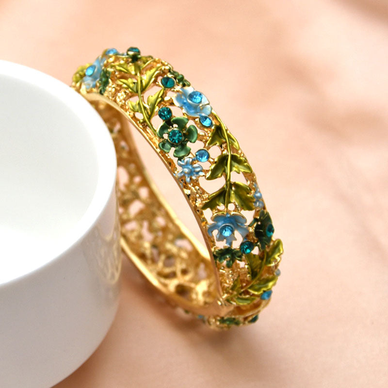 Pulsera hueca de diamante con incrustaciones de rosa de aleación al por mayor